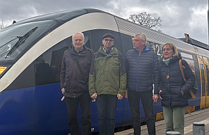 Foto: Jrgen Werner (3.v.l.) sprach mit Bahnhofspaten ber Aktuelles zum Haller Willem.
