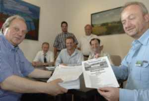 5.000 Unterschriften: OB Fip (links) und IHW-Sprecher Bartelt (rechts) (Foto: Pentermann)