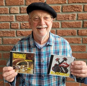 Bassist Dietmar Moritz mit den zwei Alben der Bluesbcke, Hmma und 25, auf denen je eine Fassung des Haller-Willem-Liedes zu hren ist. FOTO: DIETMAR MORITZ