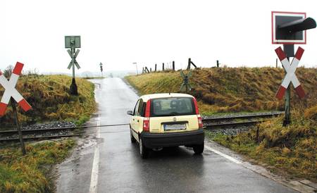 Am unbeschrankten Bahnbergang in Bdinghausen mchte die Deutsche Bahn eine Beton-Brcke fr eine Million Euro bauen. Das Oberverwaltungsgericht sagt in seinem Urteil jedoch, dass auch der Einsatz von gnstigeren Bahnschranken mglich sei. Foto: Weyand