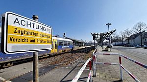 Am Haller Bahnhof gibt es dank neuer Sicherheitsmanahmen kein Pfeifsignal mehr. Ein entsprechendes Schild weist darauf hin und mahnt zur besonderen Aufmerksamkeit. |  Uwe Pollmeier