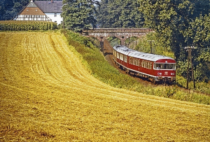 Ein Personenzug des alten Haller Willem von Wellendorf kommend Richtung Hankenberge. Foto: Lothar Hlsmann 