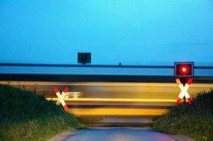 Mit rasendem Tempo durch die Region: Der Haller Willem passiert einen Bahnbergang in Borgholzhausen. Foto: Anke Schneider 