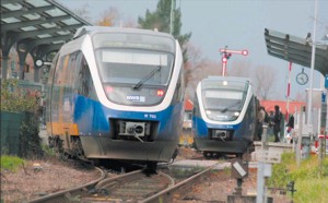 Zwei Zge im Haller Bahnhof. Der linke ist unterwegs nach Osnabrck, der  rechte  nach  Bielefeld.  Zwei  solcher  Kreuzungsbahnhfe  mssten noch  im  niederschsischen  Bereich  entstehen,  um  einen  30-Minuten-takt einfhrenzu knnen (Foto: Schillig)