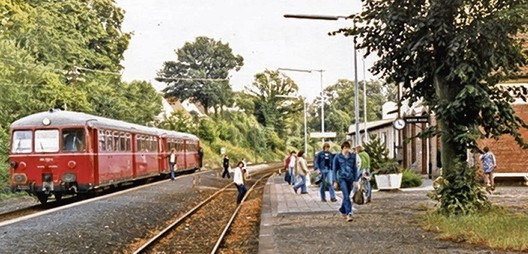 Triebwagen und Fahrgste am Bahnhof Kloster Oesede im September 1978. Foto: Lothar Hlsmann