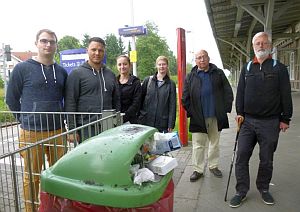 Foto: Bahn-Auszubildende stellten Lothar Kosch (2.v.r.) und Utz Fabian (re) ihr Projekt fr saubere Bahnhfe vor.