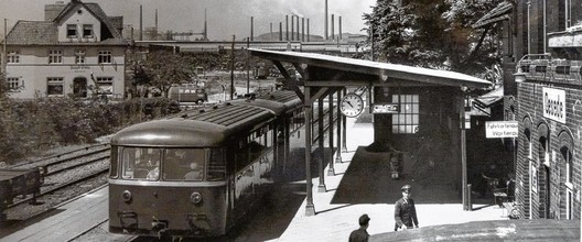 Personenverkehr im Bahnhof Oesede mit dem VT98 anno 1957. Im Hintergrund qualmende Schlote der Htte. Foto: Sammlung Werner Beermann
