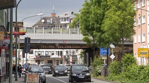 Neustadtbahnhof: An dieser Brcke ber die Iburger Strae soll der neue Bahnhalt Rosenplatz entstehen. Foto: Jrn Martens