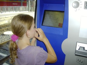Wie Carolin Fieke konnten die Ferienpasskinder im Haller Willem lernen, wie man das richtige Ticket aus dem Automaten bekommt. (Foto: IHW)