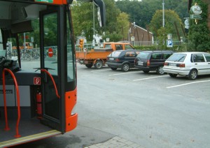 Busse und Autos mssen am Bahnhof Sutthausen noch immer mit Mangelsituationen zurecht kommen (Foto: IHW)