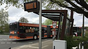 Knstlerisch wertvoll, aber nicht sehr zweckmig: Das Buswartehuschen am Sutthauser Bahnhof soll mit einer Seitenscheibe nachgerstet werden. Foto: Rainer Lahmann-Lammert