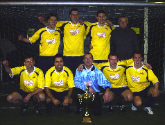 Siegermannschaft Storck Halle mit Jrgen Werner (hinten rechts), der den von der VLO gestifteten Pokal berreichte