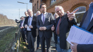 ber Perspektiven fr weitere Bahnhalte im Osnabrcker Land diskutierte jetzt Niedersachsens Wirtschaftsminister Olaf Lies (SPD) mit Akteuren aus der Region. Foto: Michael Grndel